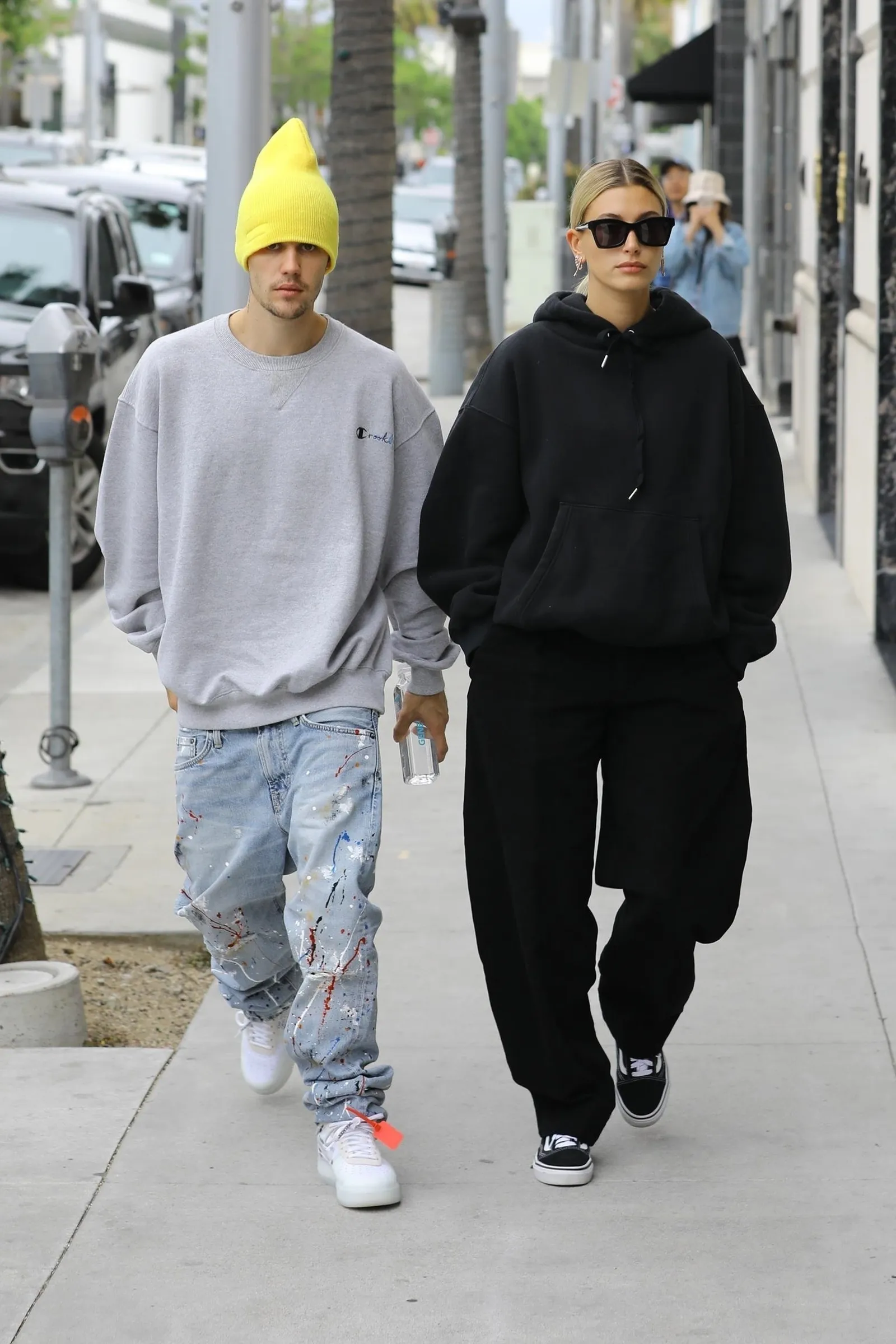 Hailey Bieber baggy clothes trend